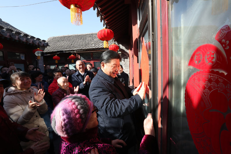 2019年2月1日，习近平总书记在北京前门东区草厂四条胡同32号院，高兴地拿起一幅“福”字，亲自贴到门上，给这里的老街坊们拜年。